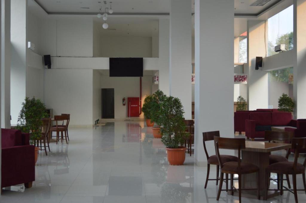 Win Grand Hotel Бекаси Екстериор снимка